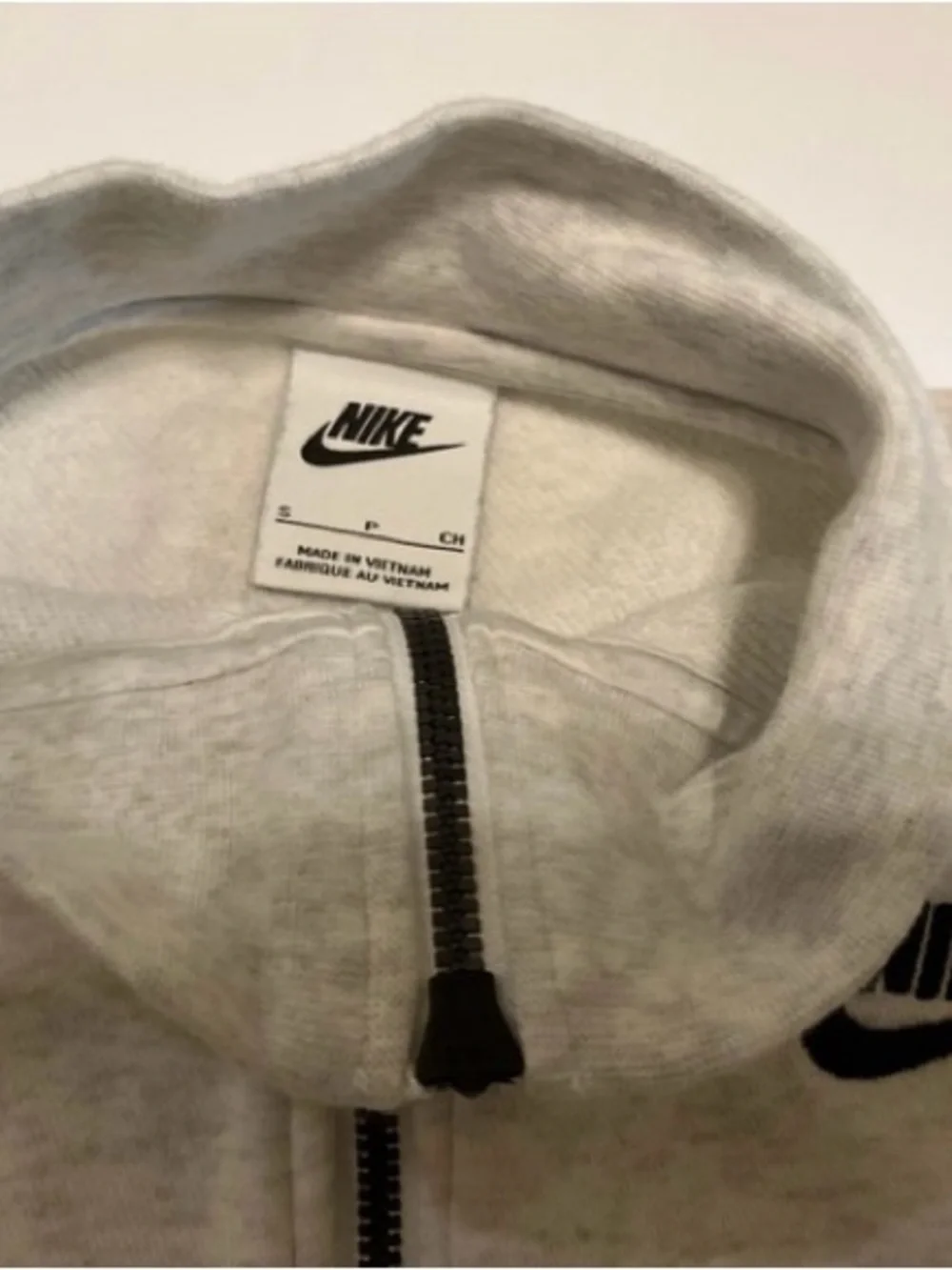 Nike Woman’s  Heather Light Gray Half-Zip Pullover Size Small